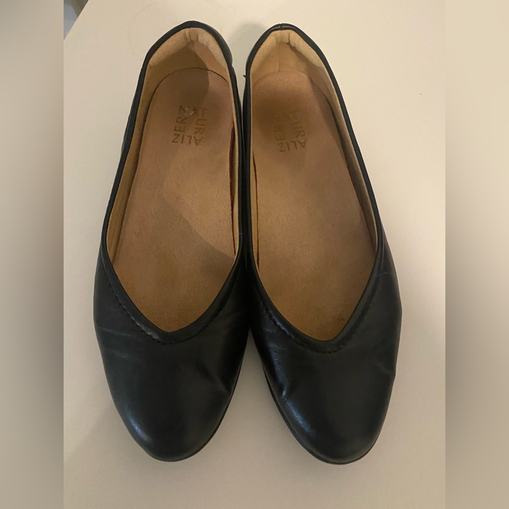 Black leather naturalizer flats 9.5 Wide with arch support